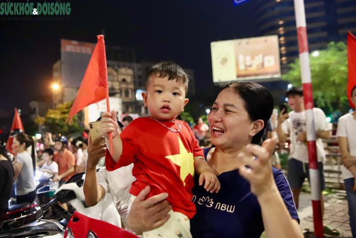 Nhiều em nhỏ còn rất bé, nhưng khoảnh khắc hòa vào dòng người ăn mừng chiến thắng cùng bố mẹ sẽ trở thành một ký ức đẹp của tuổi thơ. (Ảnh Thành Long)