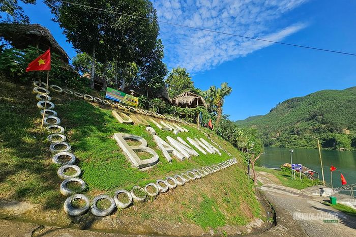 Lối vào khu du lịch Bản Mạ ngay bên dòng sông Chu. Ảnh: T.Anh
