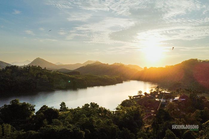 Dòng sông Chu và núi rừng Bản Mạ trong ánh chiều. Ảnh: T.Anh