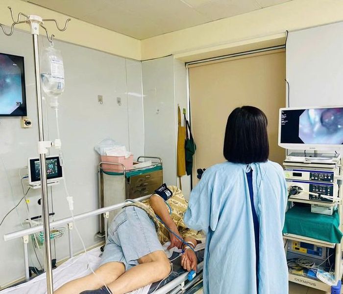 Bác sĩ tiến hành nội soi gắp dị vật. Ảnh: BVCC
