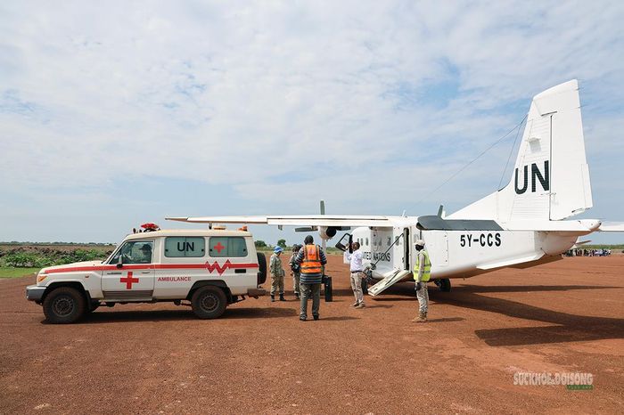 Xe cứu thương và máy bay Liên hợp quốc sẵn sàng cho nhiệm vụ MEDEVAC. Ảnh: Văn Giang