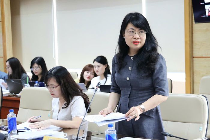 PGS.TS Lương Mai Anh, Chánh Văn phòng Hội đồng Y khoa Quốc gia báo cáo tại Phiên họp. Ảnh: Trần Minh