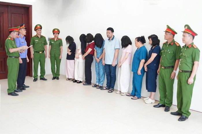 Cơ quan Cảnh sát điều tra Công an tỉnh Nghệ An công bố quyết định khởi tố vụ án, khởi tố 10 bị can về tội “Lừa dối khách hàng” tại Phòng khám Đa khoa Y học Nghệ An. (Ảnh: Phạm Thủy)