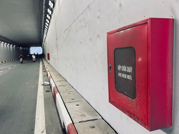 Sau nhiều tháng khai thác, 16 hộp chữa cháy trong hầm chui Kim Đồng - Giải Phóng được ghi nhận đều không có bình chữa cháy bên trong. (Ảnh Thành Long)