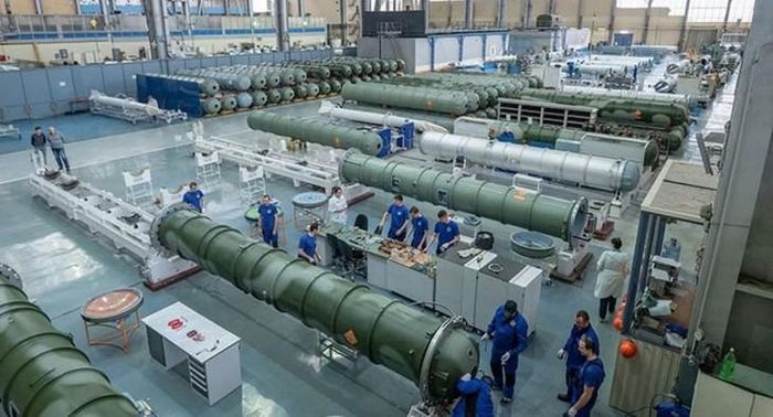 Quy trình sản xuất tên lửa phòng không 48N6 cho các tổ hợp S-400 tại cơ sở của MMZ Avangard. (Ảnh: DE)