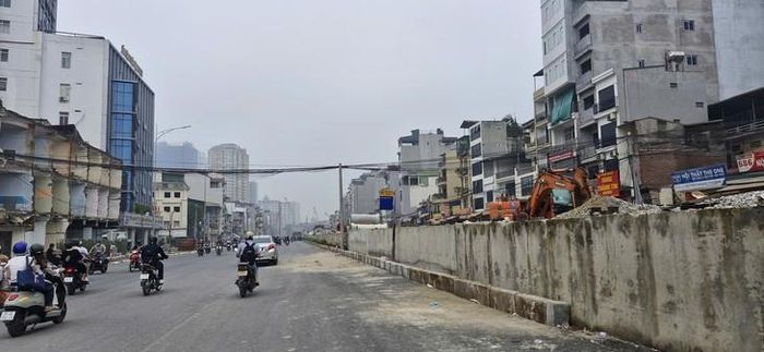 Đoạn Láng Hạ - La Thành - Nguyễn Chí Thanh các phương tiện đã có thể lưu thông, một số phần còn lại đang gấp rút hoàn thành trước 2/9. (Ảnh: Thanh Hải)