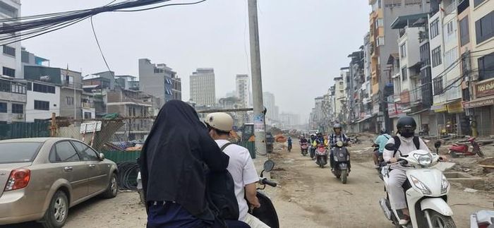 Phần đường phía trên đoạn Láng Hạ - La Thành - Nguyễn Chí Thanh đang gấp rút hoàn thành. (Ảnh: Thanh Hải).