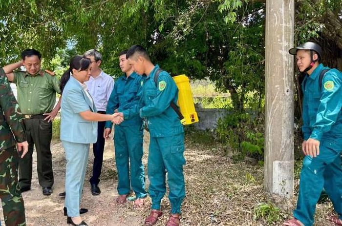 Phường An Cựu triển khai lực lượng phối hợp với kiểm lâm tuần tra, kiểm soát phòng cháy rừng sáng 27/8. Ảnh: UBND phường.
