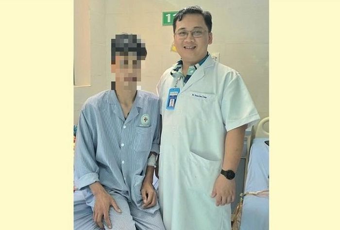ThS.BS. Đoàn Sơn Tùng cùng người bệnh sau ca phẫu thuật. Ảnh: BVCC.