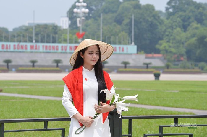 Nón lá, hoa và sắc đỏ được nhiều bạn trẻ lựa chọn làm phụ kiện chụp ảnh.