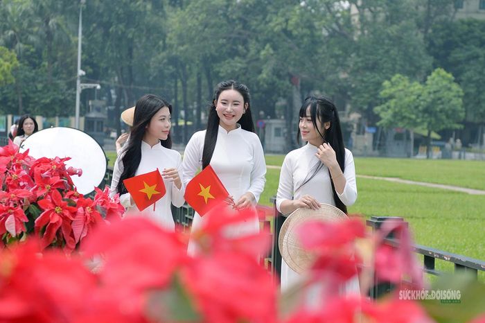 Nụ cười rạng rỡ của các thiếu nữ.