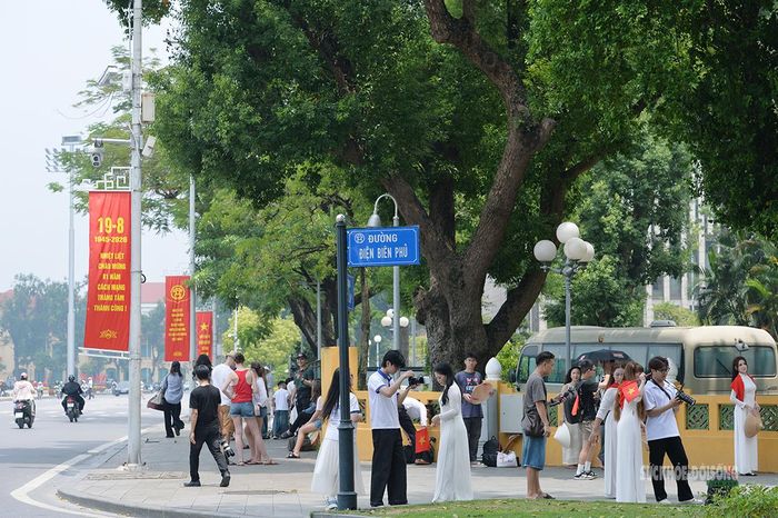 Khu vực quanh Quảng trường Ba Đình nhộn nhịp người chụp ảnh.