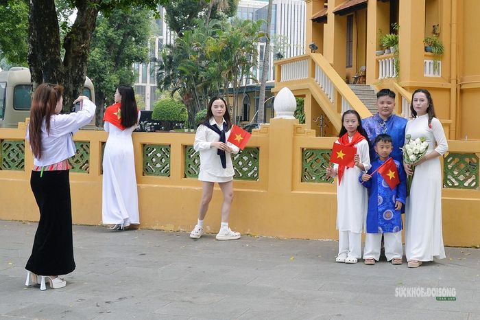 Các gia đình cũng lựa chọn áo dài, cờ Tổ quốc để lưu giữ khoảnh khắc dịp 2/9.