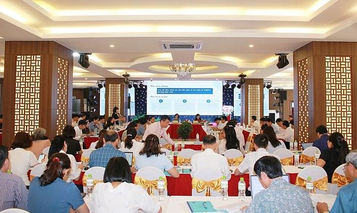 Đại diện Viện Chiến lược và Chính sách y tế trình bày kết quả thực hiện Bộ tiêu chỉ quốc gia về y tế xã theo Quyết định 1300. Ảnh: Mimosa