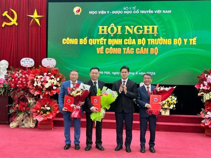 TS.BS Vũ Mạnh Hà trao Quyết định bổ nhiệm, bổ nhiệm lại và kéo dài thời gian giữ chức vụ Phó Giám đốc Học viện Y - Dược học cổ truyền Việt Nam cho 3 đồng chí Phạm Quốc Bình, đồng chí Lê Mạnh Cường và đồng chí Đoàn Quang Huy.