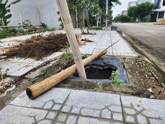 Hàng loạt hố ga mất nắp gây nguy hiểm cho người dân tham gia giao thông. Ảnh: Ngọc Hưng.