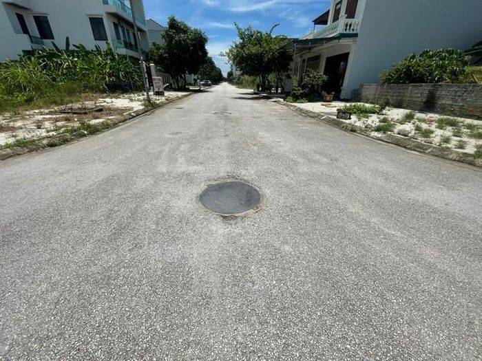 Đơn vị thi công đã thay mới toàn bộ các nắp hố ga hư hỏng. Ảnh: Ngọc Hưng.