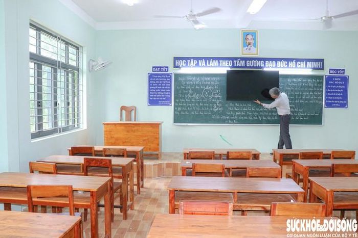 Thầy Hoàng Lê Minh, Hiệu trưởng Trường THCS Ninh Sơn kiểm tra cơ sở vật chất tại các lớp học để chuẩn bị đón học sinh trở lại năm học mới. Ảnh: Duy Ngọc.