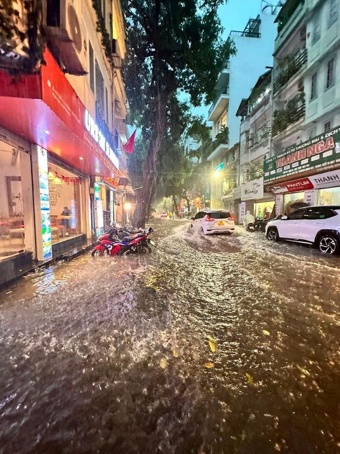 Phố Lý Nam Đế ngập nặng. Ảnh: Khoa Đào