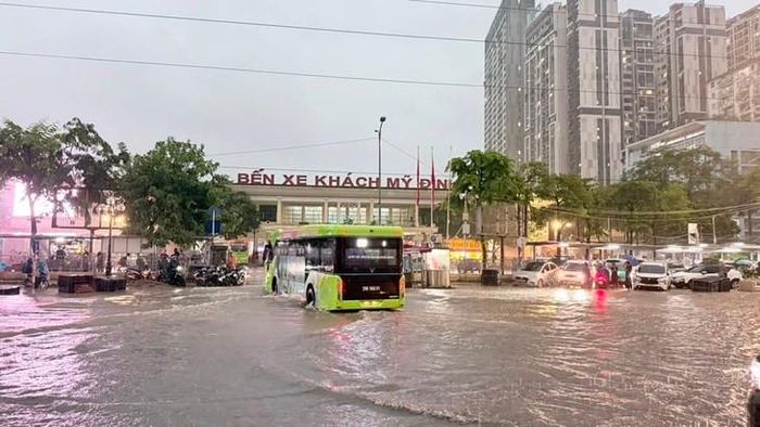  Nhiều phương tiện không thể di chuyển trước bến xe khách Mỹ Đình. Ảnh: Nguyễn Tiến Đạt.