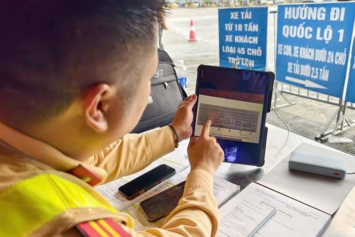 Theo Cục CSGT, hiện nay, lực lượng CSGT ghi nhận, xử lý phương tiện không giữ khoảng cách an toàn với xe chạy liền trước rất rõ ràng, minh bạch, có clip, hình ảnh vi phạm từ camera. (Ảnh Cục CSGT)