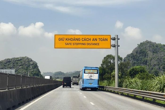 Dọc tuyến cao tốc Pháp Vân - Cầu Giẽ - Cao Bồ - Mai Sơn - QL45 - Nghi Sơn, tình trạng phương tiện không giữ khoảng cách an toàn với xe chạy liền trước vẫn diễn ra khá phổ biến. (Ảnh Cục CSGT)