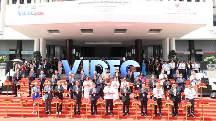 Đại biểu trong và ngoài nước cùng cắt băng khai mạc hội nghị. Ảnh: B.Tiệp