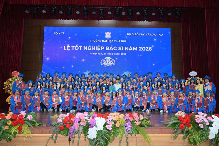 Đại diện Ban giám hiệu cùng các thầy cô chụp ảnh lưu niệm với các tân bác sĩ tại Lễ tốt nghiệp năm 2026. Ảnh: Hữu Linh