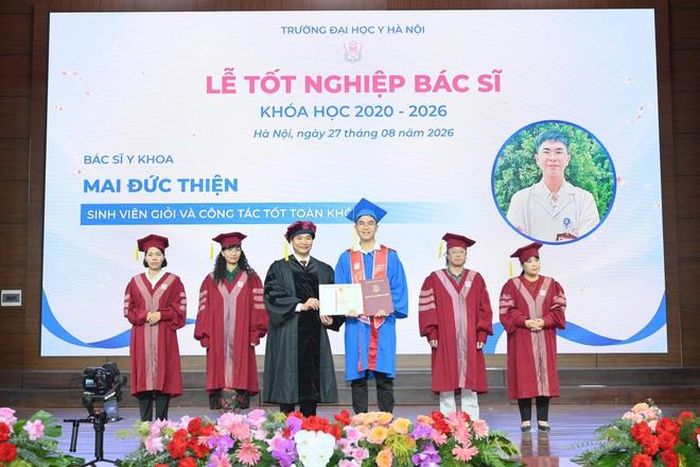 GS.TS.BS Nguyễn Hữu Tú cùng các thầy cô trao bằng tốt nghiệp và biểu dương các sinh viên ưu tú toàn khóa. Ảnh: Hữu Linh