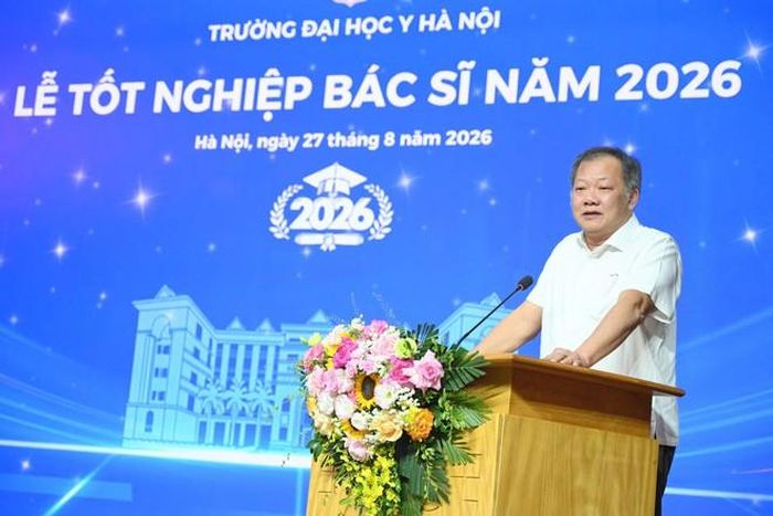 GS.TS.BS Võ Trương Như Ngọc và PGS.TS.BS Dương Đức Hùng chia sẻ những đúc kết thực tiễn và triết lý hành nghề sâu sắc với các tân bác sĩ. Ảnh: Hữu Linh