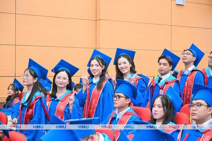 Đông đảo tân bác sĩ khóa 2020 - 2026 rạng rỡ, hân hoan trong ngày hội tốt nghiệp tại Trường Đại học Y Hà Nội. Ảnh: Hữu Linh