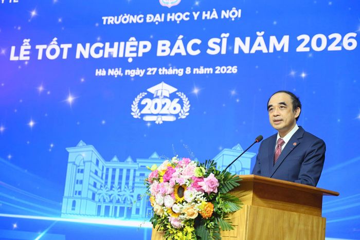 GS.TS.BS Nguyễn Hữu Tú - Hiệu trưởng Trường Đại học Y Hà Nội phát biểu chúc mừng các tân bác sĩ. Ảnh: Hữu Linh