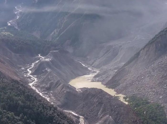 Hình ảnh từ trên cao cho thấy một hồ chắn đã hình thành sau sạt lở và lũ quét ở Nepal. Ảnh chụp ngày 27/8. Ảnh: ZUMAPRESS.com