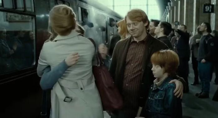 Trong phần phim Harry Potter cuối cùng, thấp thoáng hình ảnh Ron Weasley đã trở thành một người bố.