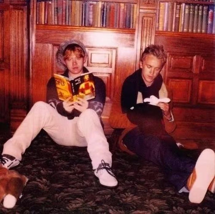 Rupert Grint và Tom Felton trong một khoảnh khắc trên phim trường.