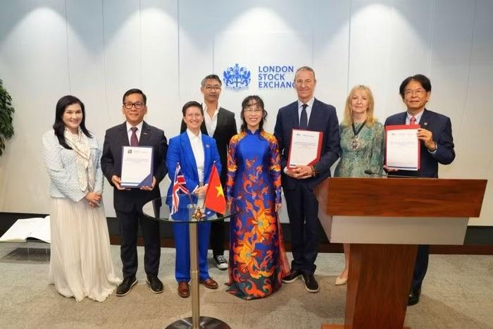 Trước sự chứng kiến của Thị trưởng Khu tài chính Luân Đôn, Tổng giám đốc LSE, đại diện Vietjet, Dragon Capital và HDBank đã ký kết ba bên, mở rộng hợp tác về thu hút nguồn vốn cho phát triển hạ tầng của Việt Nam
