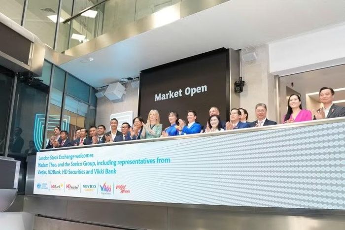 Tiến sĩ Nguyễn Thị Phương Thảo bấm nút khai phiên Sàn giao dịch Chứng khoán Luân Đôn (LSE) cùng Thị trưởng Khu tài chính Luân Đôn – Dame Sue Langley và Tổng giám đốc LSE – Dame Julia Hoggett