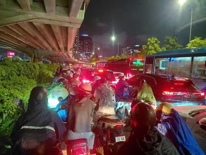 Nhiều tuyến phố ùn tắc kéo dài như Phạm Văn Đồng, Hoàng Quốc Việt có thời điểm tê liệt