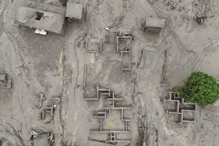 Bùn đất phủ kín các tòa nhà và tài sản sau trận lũ quét ở Trishuli