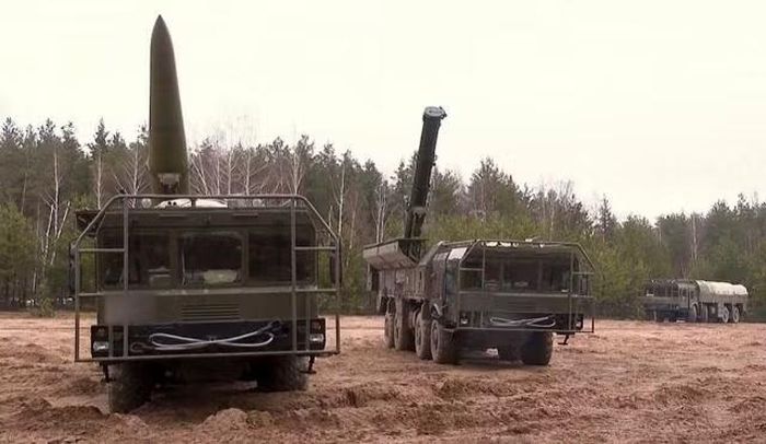 Tên lửa mới này khác với phiên bản cơ sở 9M723-1 ở động cơ lớn hơn, giúp tăng tầm bắn. 9M723-2 có khả năng tấn công mục tiêu ở khoảng cách lên đến 550 km, trong khi tầm bắn của 9M723-1 là khoảng 390 km.