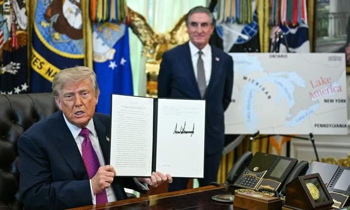 Ông Trump giơ sắc lệnh về đổi tên Hồ Ontario tại Nhà Trắng hôm 27/8. Ảnh: AFP