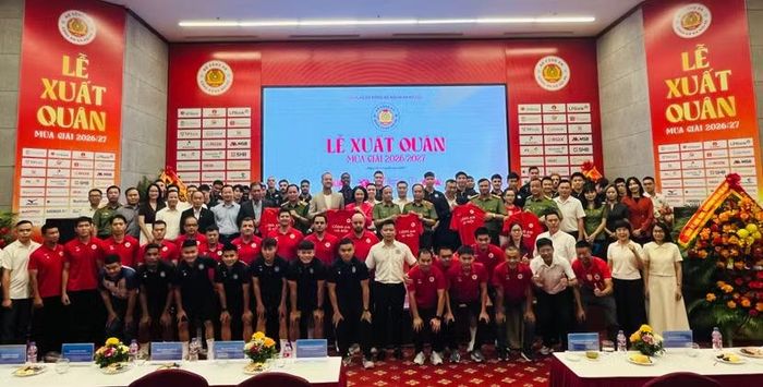 Các đại biểu, khách quý cùng ban lãnh đạo, tập thể CLB Công an Hà Nội chụp ảnh lưu niệm tại lễ xuất quân mùa giải 2026/27