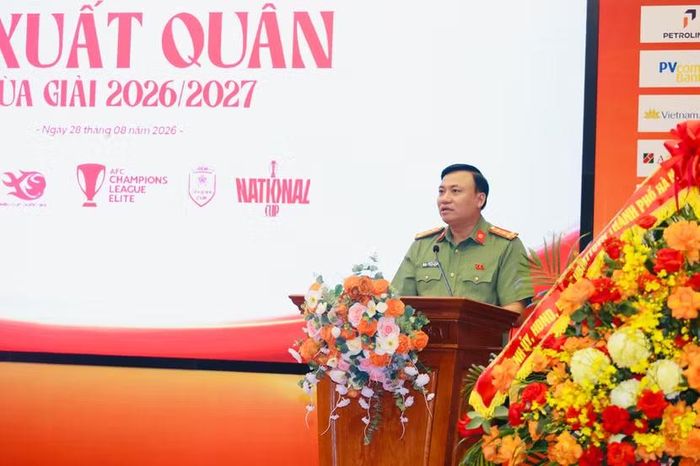 Đại tá Nguyễn Tiến Đạt - Phó Giám đốc CATP Hà Nội, Chủ tịch CLB Công an Hà Nội phát biểu tại lễ xuất quân