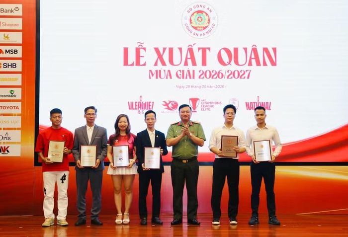 Đại tá Nguyễn Tiến Đạt - Phó Giám đốc CATP Hà Nội, Chủ tịch CLB Công an Hà Nội thay mặt đội bóng tri ân các đơn vị đồng hành