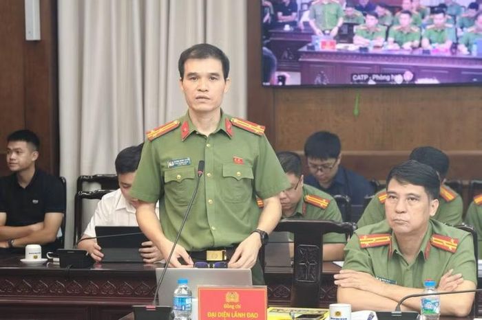 Thượng tá Dương Minh Tuyến – Phó Trưởng phòng Tham mưu CATP Hà Nội nhấn mạnh những điểm nổi bật của ứng dụng