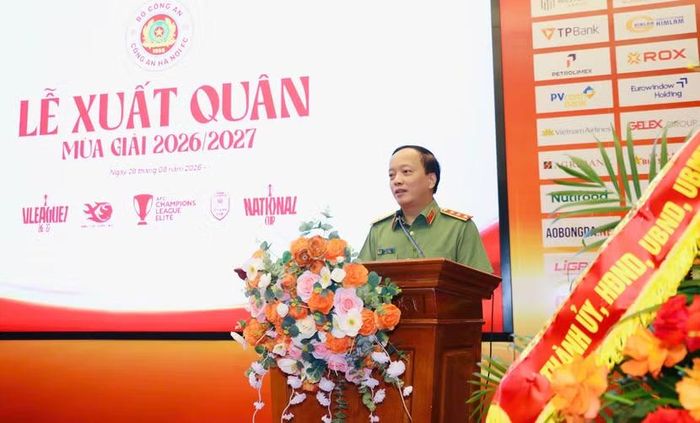 Thượng tướng Đặng Hồng Đức, Ủy viên Trung ương Đảng, Thứ trưởng Bộ Công an phát biểu chỉ đạo tại Lễ xuất quân của CLB Công an Hà Nội sáng 28-8 (Ảnh: Thuần Thư)