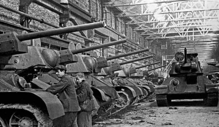 Nhưng T-34 cũng có những nhược điểm. Các phiên bản đầu có khoang chiến đấu chật, khả năng quan sát và liên lạc hạn chế, trong khi độ tin cậy của một số hệ thống chưa thật sự cao. Vì vậy, nếu nói "T-34 là xe tăng tốt nhất Thế chiến II" thì đó là một kết luận quá đơn giản.
