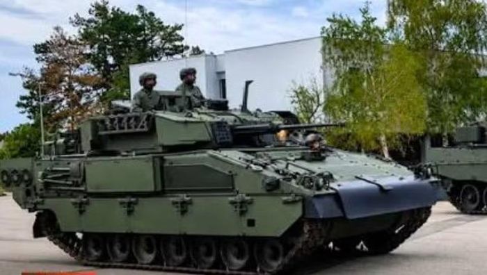 Song song với Leopard 2A4, Áo cũng hiện đại hóa đội xe chiến đấu bộ binh Ulan.