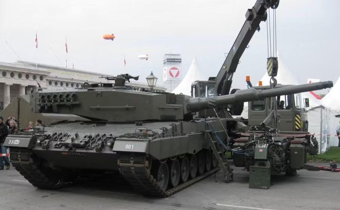 Các xe Leopard 2A4 hiện đại hóa đã xuất hiện trong lễ bàn giao, nhưng quá trình nâng cấp chưa hoàn tất.