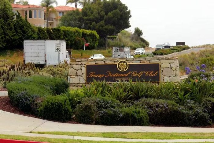 Lối vào Câu lạc bộ Golf quốc gia Trump Los Angeles